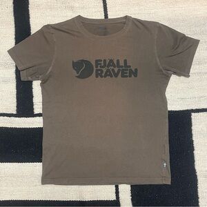 Fjallraven Logo Graphic Tee Army/Olive Green Outdoors Gorpcore